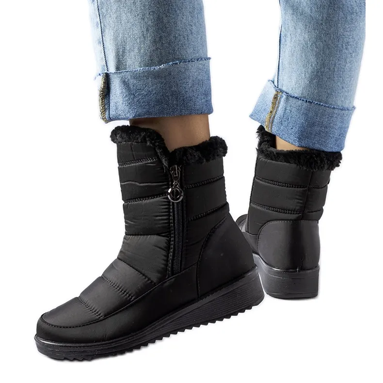 Black snow boots with a low Mount wedge